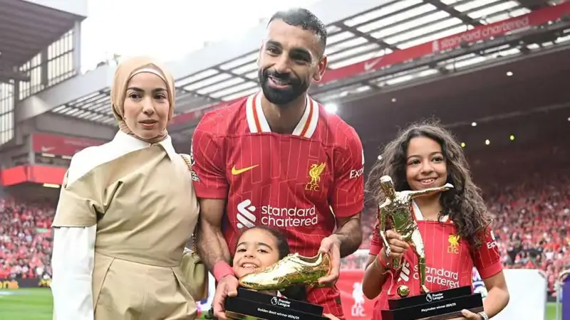 زوجة محمد صلاح تظهر في آنفيلد.. رسالة مبطنة أم مجرد دعم عائلي؟